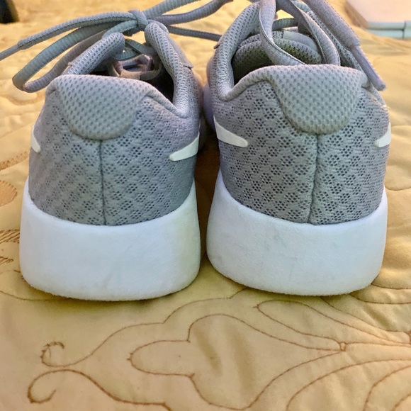 Nike - Picture 2 of 4